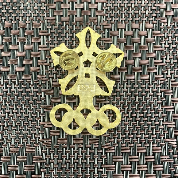 1988 Calgary Olympic Oversized Cut Out Pin - Picture 2 of 4